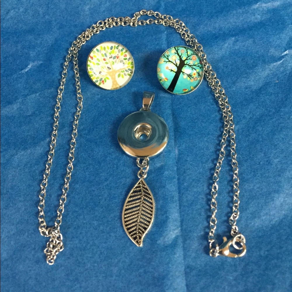 Silver leaf snap button necklace.